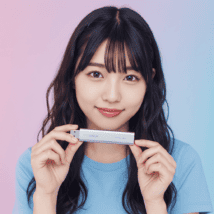 スティック型SSDを手に持っている女性