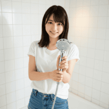 シャワーヘッドを持っている女性