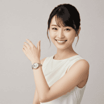腕時計を見せている女性
