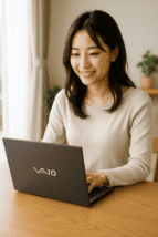 VAIOのノートPCを利用する女性のイメージ