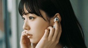 イヤホンで音楽を聞いている女性