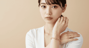 18金のアクセサリーを身につけている女性