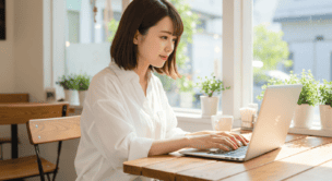 ノートPCを利用している女性