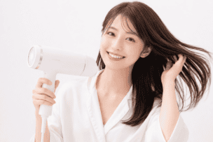 髪を乾かす笑顔の女性