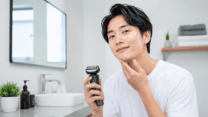 電動シェーバーを持つ男性